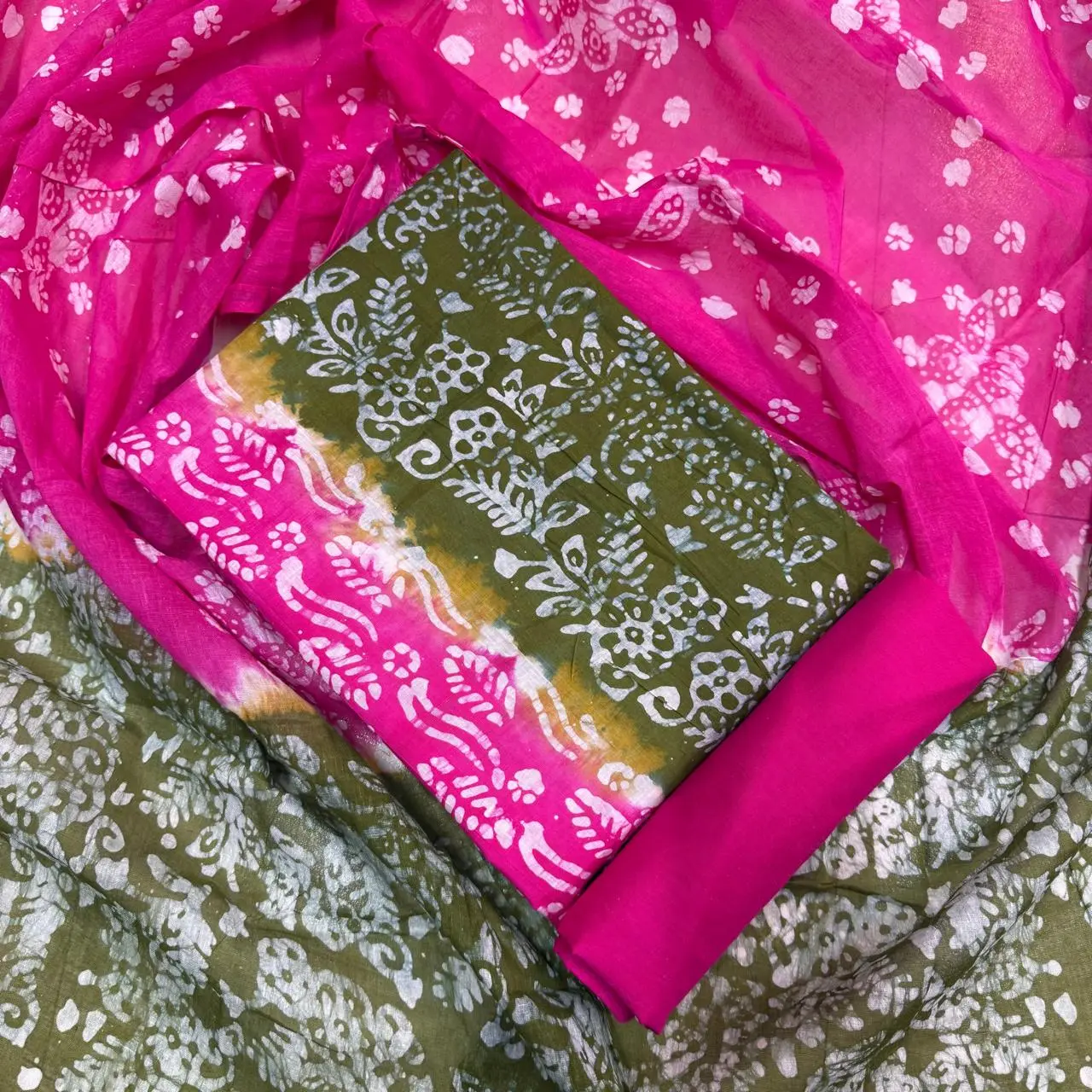 আনস্টিচ প্রিমিয়াম কটন বাটিক থ্রি-পিস জামা + ওড়না + প্যান্ট