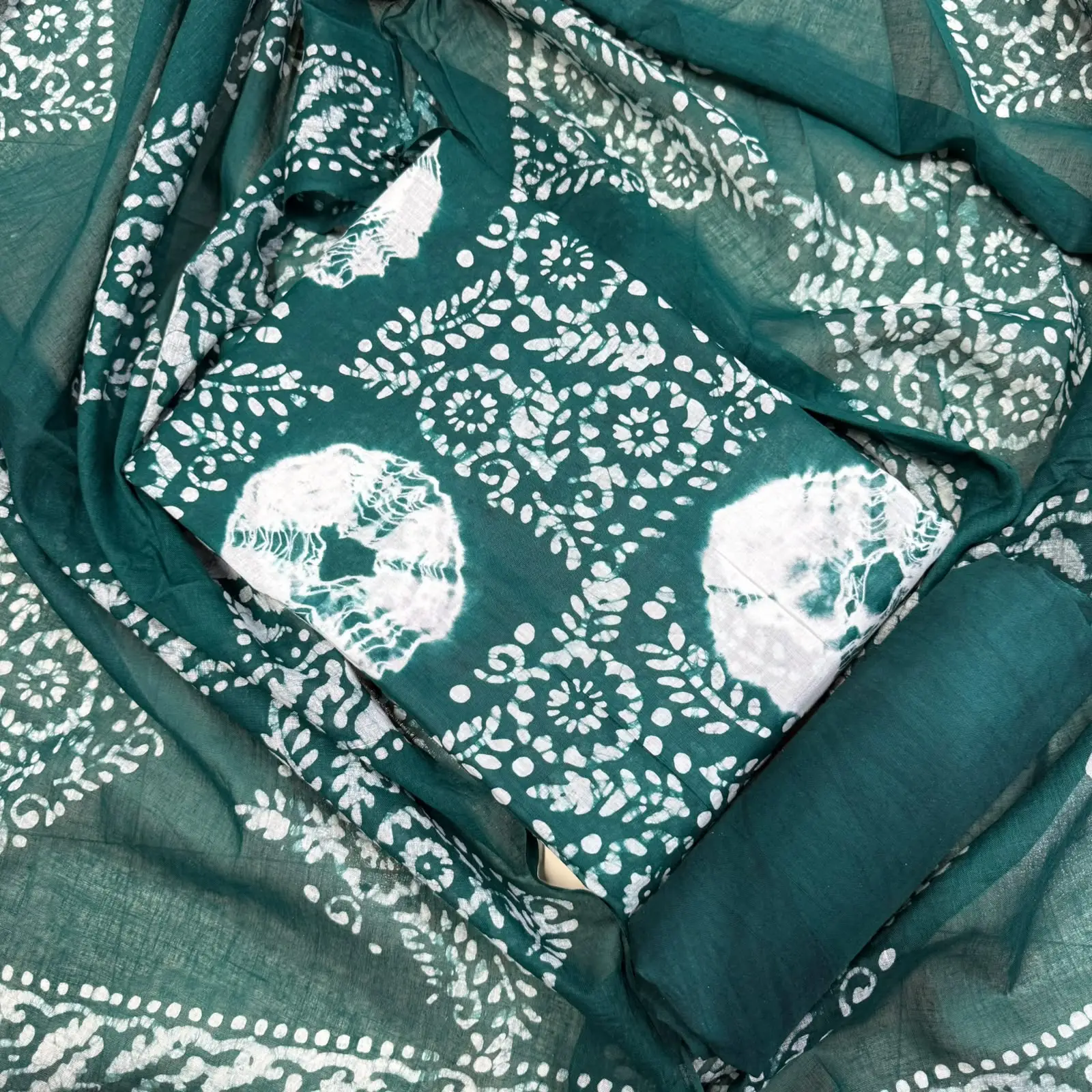 আনস্টিচ প্রিমিয়াম কটন বাটিক থ্রি-পিস জামা + ওড়না + প্যান্ট